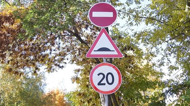 Внимание, знак «кирпич». Движение по дороге у школы №3 и детского сада №17 теперь одностороннее смотреть онлайн