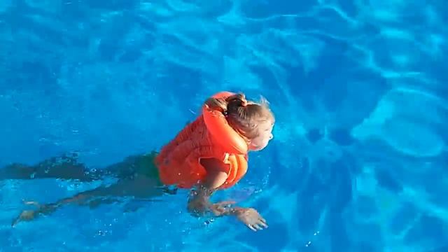 Отдых Kosta Brava. Влог купаемся , Сашенька плавает в бассейне .ОБзор номера. смотреть онлайн