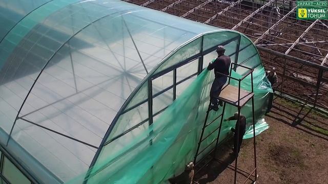 Накрываем пленкой большую теплицу (ангар, балаган). Второй раз, после сильного ураган смотреть онлайн