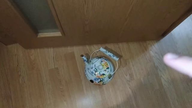 Чайник залез в холодильник, а потом получил за это ремня и выговор. смотреть онлайн