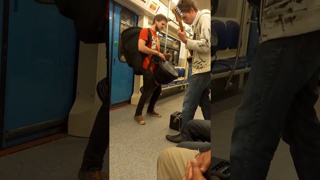 Метро. Москвы. Парни жгут на инстурментах! ) смотреть онлайн