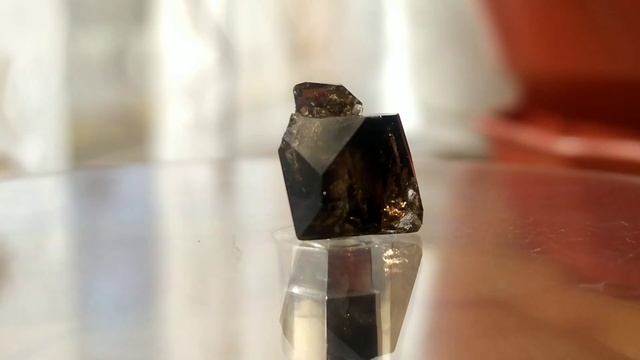 Дымчатый кварц. Тёмный кристалл. Включение нефти. Сросток.(07972) смотреть онлайн