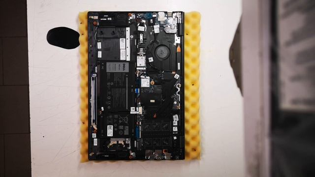 DELL VOSTRO 15 (5502) disassembly and RAM memory upgrade смотреть онлайн