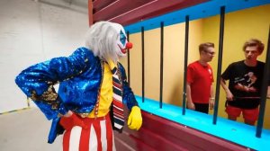 КЛОУН А4  Маленький vs ГИГАНТСКИЙ часть 2