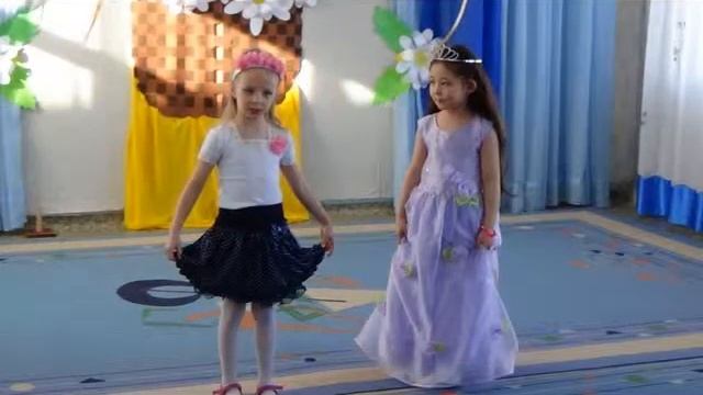 Дети в садике, с праздником мама!