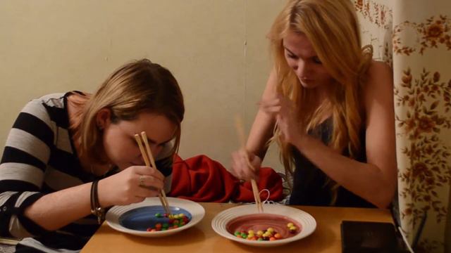 Как НЕ надо кушать SKITTLES :)
