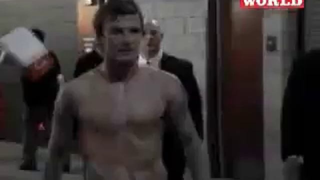 Бекхэма достал недовольный фанат.mp4 смотреть онлайн