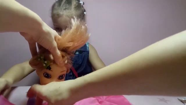 СТРИЖКА ВОЛОС КУКОЛКЕ, набор ПАРИКМАХЕРА, распаковка,видео для детей смотреть онлайн