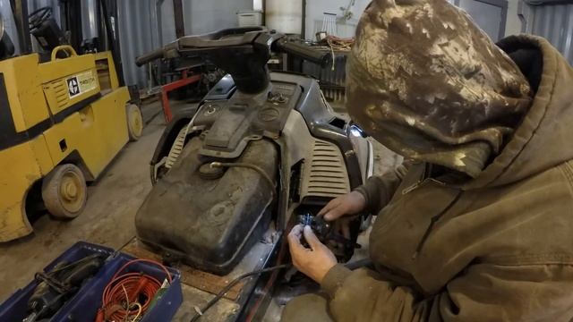 Making one good snowmobile out of 2 bad ones смотреть онлайн