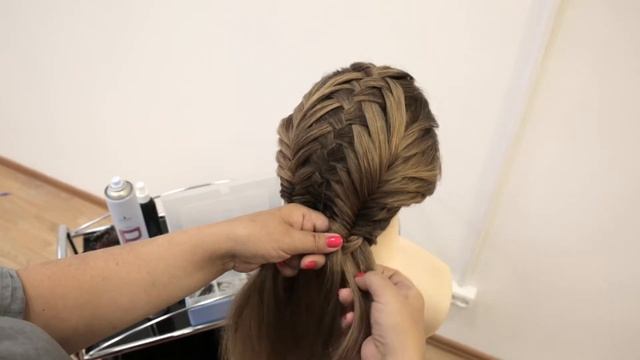 Причёска на длинные волосы. Причёска из косы (рыбий хвост). Причёска с плетением. смотреть онлайн