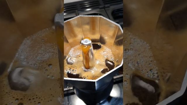 Утро начинается с кофе в гейзерной кофеварке?☕️ смотреть онлайн