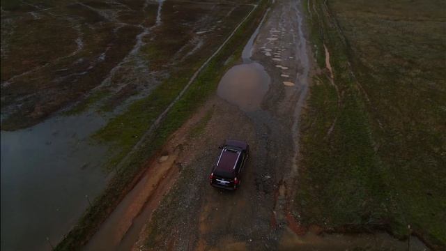 4K Drone footage of a 2013 Lexus GX 460 on Latrobe Road near Sacramento смотреть онлайн