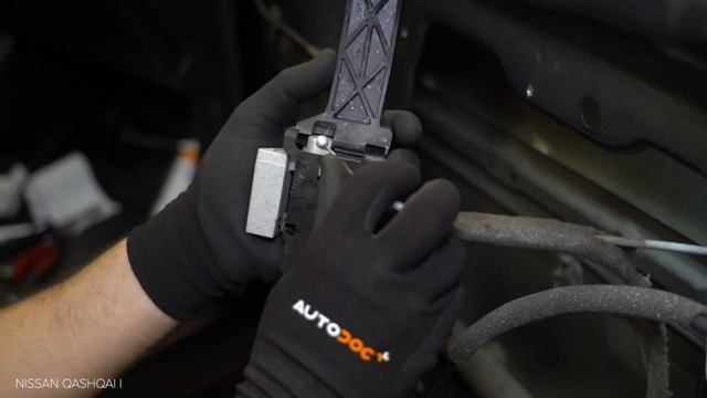Jak vyměnit madlo dveří na NISSAN QASHQAI (J10, NJ10) [NÁVOD AUTODOC] смотреть онлайн