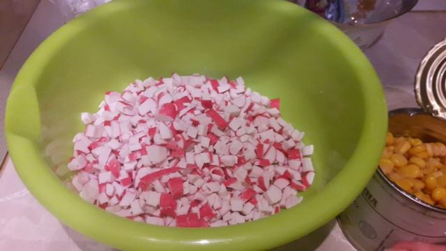 Самый простой ВКУСНЕЙШИЙ крабовый салат! смотреть онлайн