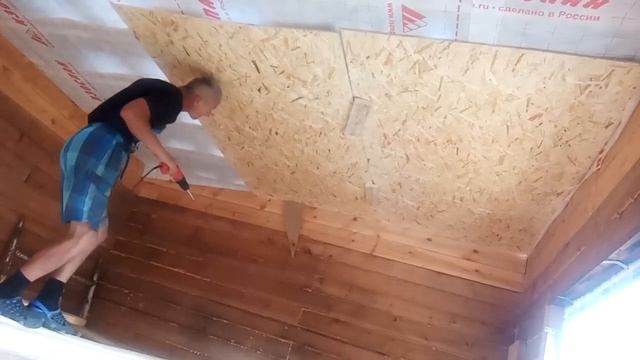 КРЕПЛЮ ФАНЕРУ ОСБ К ПОТОЛКУ В ОДНОГО!!! Реконструкция дома из бруса8.20НА9.30часть13 смотреть онлайн