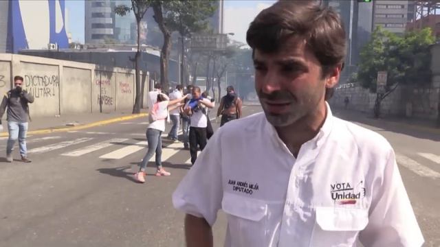 Caracas vive jornada de disturbios en protesta contra Maduro смотреть онлайн