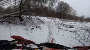 Эндуро приключения зимой. Катаю по зимнему лесу на эндуро . Сломал лапку переключения передач.