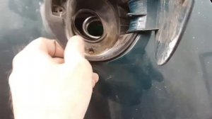 Как снять лючок бензобака Шкода Фабия