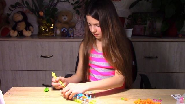 Rainbow loom . КАК СПЛЕСТИ КОНФЕТУ ИЗ РЕЗИНОК Простая техника плетения Rainbow loom смотреть онлайн