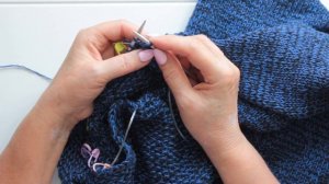 Вяжем красивую линию горловину и скос плеча одновременно