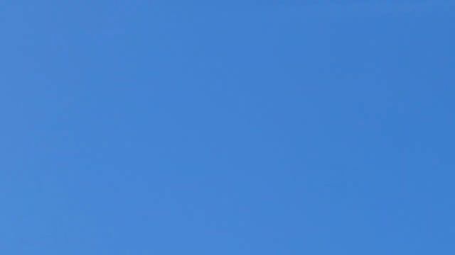 У самолета проблема с турбинами? Инверсионный след или намеренное распыление химтрейлов? смотреть онлайн