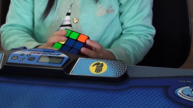3 years old girl Rubik's Cube Solver :47 seconds смотреть онлайн