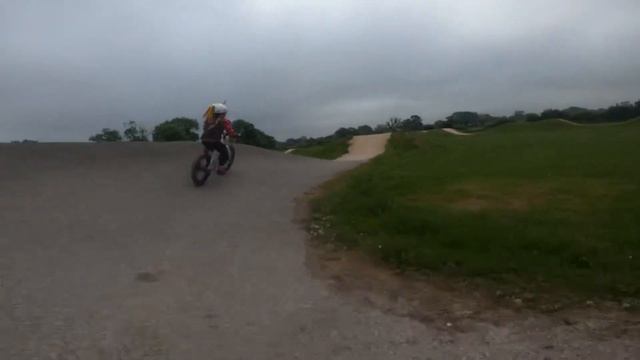 Roo Rides - pump track visit - early rider seeker x16 смотреть онлайн