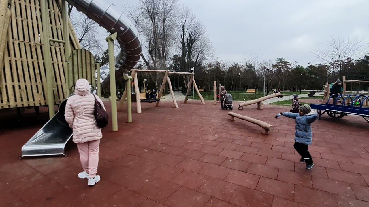 Новая детская площадка возле дельфинария в Евпатории смотреть онлайн