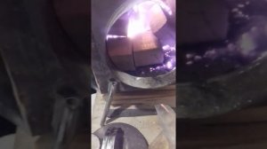 Укладка брикетов RUF в печь для более продолжительного горения