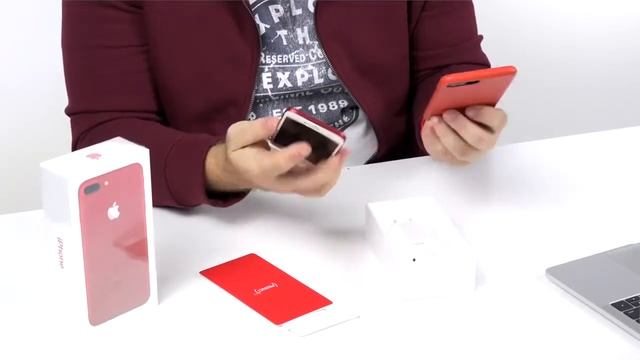 Распаковка iPhone 7 и 7 Plus PRODUCT RED с неожиданным финалом смотреть онлайн