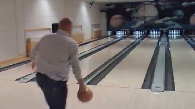 Propably the best bowler in the world смотреть онлайн