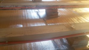 Теплый водяной пол на деревянной основе.