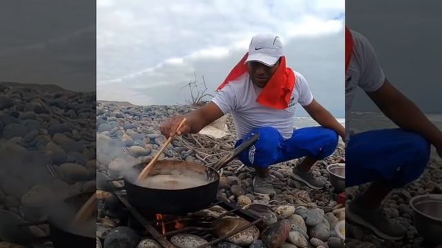 Ломо Сальтадо-приготовление перуанского традиционного блюда на свежем воздухе