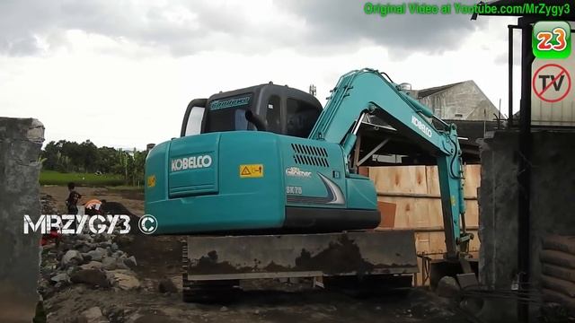 Mini Excavator Kobelco SK75 Digging The Foundation Hole смотреть онлайн