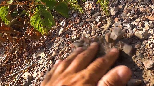 Зеленый александрит нашёл среди камней смотреть онлайн