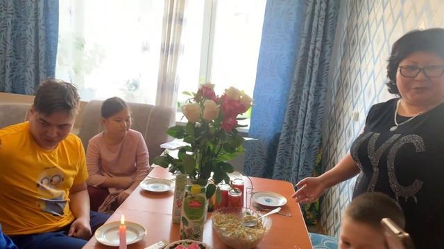 МАМА ВСТРЕЧАЕТ ГОСТЕЙ?НАКРЫЛА ПРАЗДНИЧНЫЙ СТОЛ?С МУЖЕМ КУПИЛИ ОБОИ В ЗАЛ? смотреть онлайн