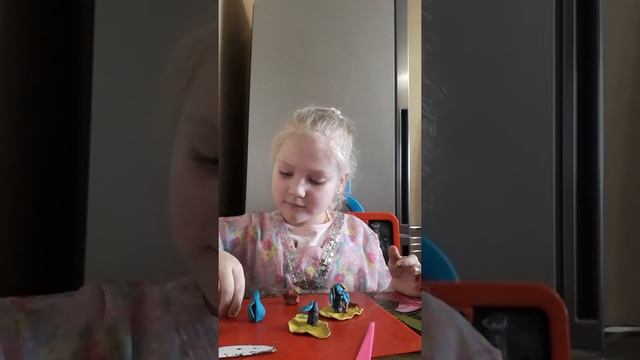 Лепим из пластилина обезьяну под пальмой смотреть онлайн