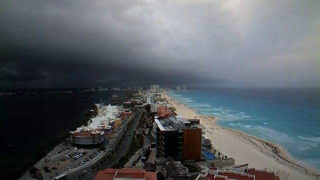Cumulonimbus, Shelf Cloud And Heavy Rain Visible From Cancún, Mexico (time-lapse) - June 01, 2012
