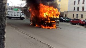 Архангельск Троицкий 52 - горит ПаЗ  11.04.2016г.