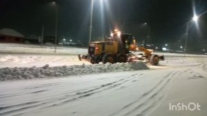 Грейдер чистит снег!