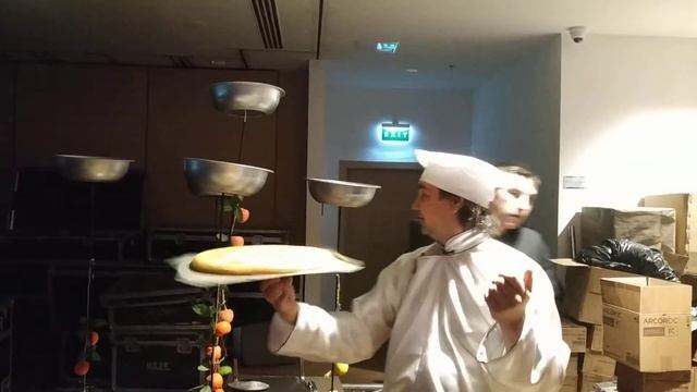 Повар который крутит пиццы на тросточках и не только смотреть онлайн