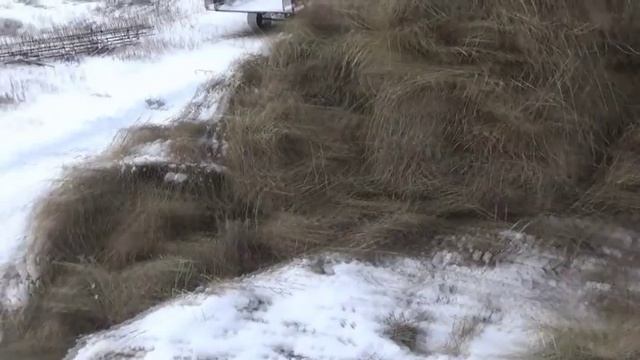 Подкидываем сено и солому для КРС. смотреть онлайн