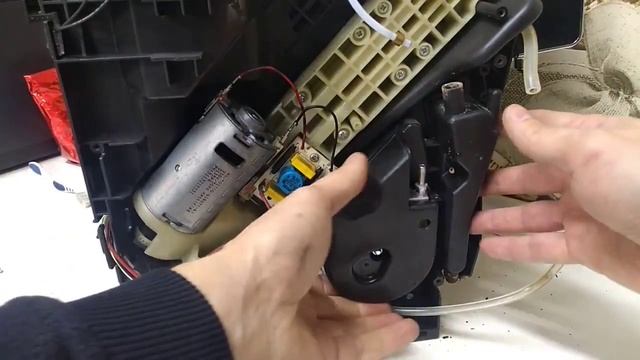 DeLonghi Magnifica ECAM water leaks and dispenser cleaning смотреть онлайн