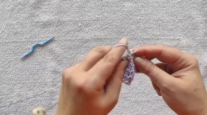 Шапка с поперечной объемной косой на любой размер, спицами