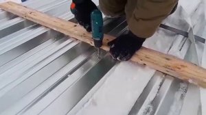 Монтаж профнастила на крышу ангара