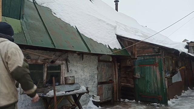 Простейшее приспособление для чистки снега с крыш смотреть онлайн