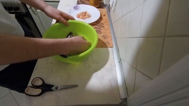 Жарим окуня в чешуе. Рецепт Окуня Быстро и просто. Жарим рыбу с чешуей. смотреть онлайн