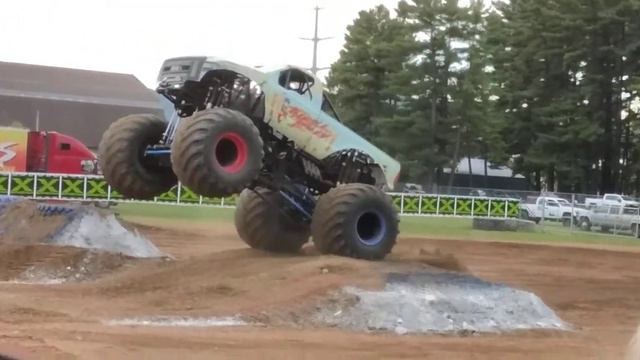 Thrill Billy Monster Truck Freestyle смотреть онлайн