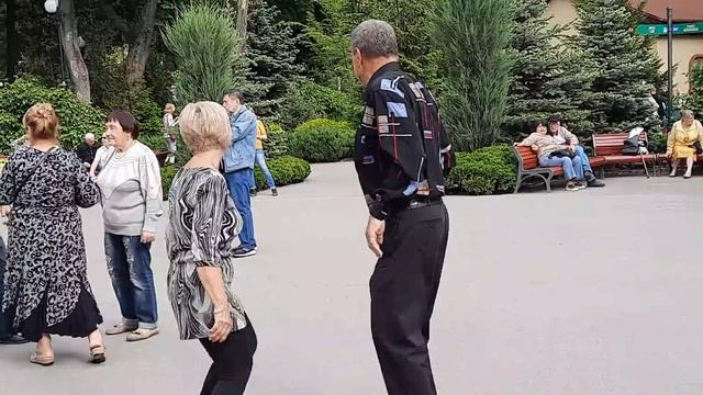 Вихідний!!!Танцы в парке Горького,Харьков,май 2021. смотреть онлайн
