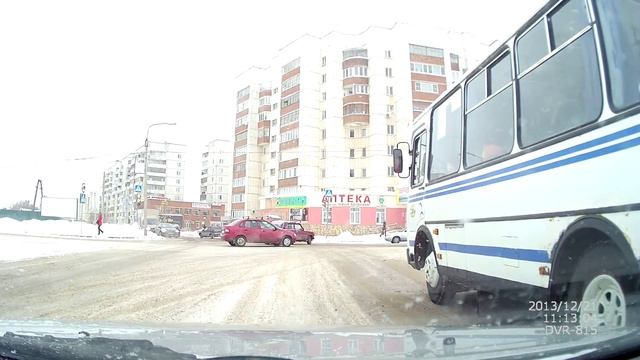 Водитель Тойоты едет по ГЛАВНОЙ дороге :) смотреть онлайн